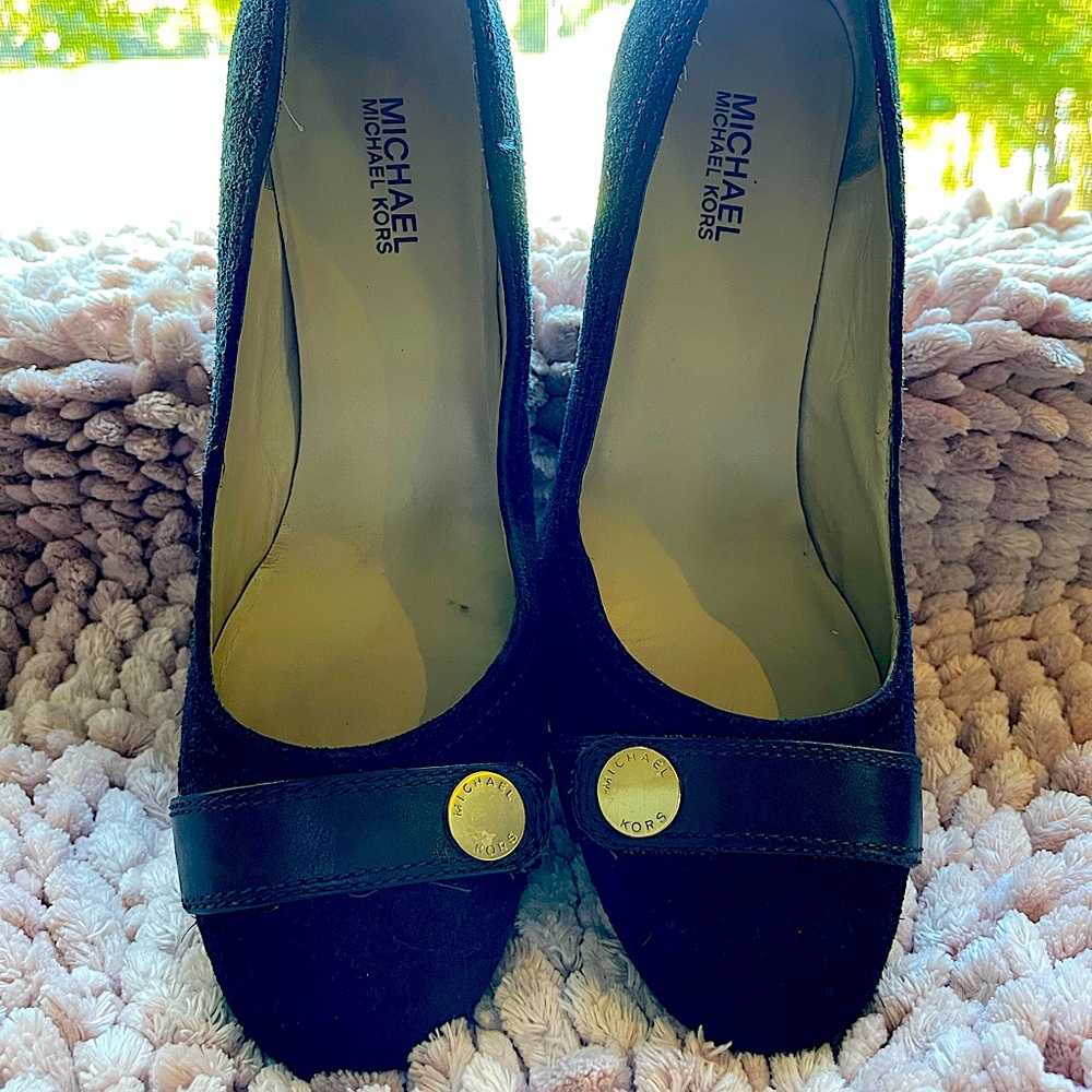Black suede Michael Kors pumps Sz 10
